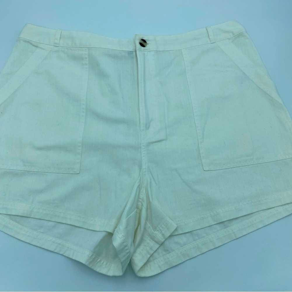Universal Threads Woman’s Shorts 17 Cargo High Waisted